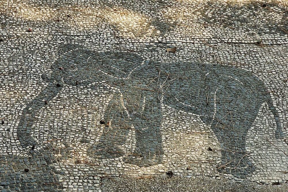 1024px-14_Piazzale_delle_Corporazioni_Ostia_Antica_2006