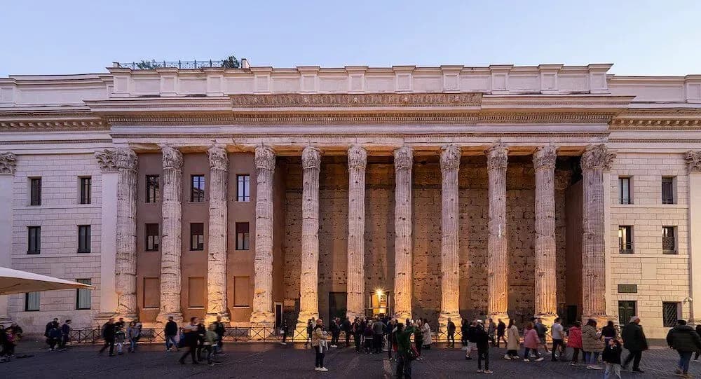 Tempio_di_Adriano_-_esterno_