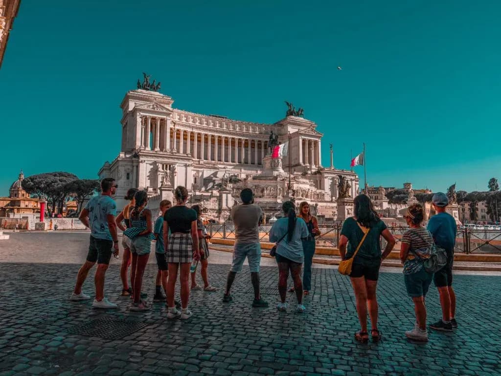 Small-group-walking-tour-in-front-of-the-Vittoriano