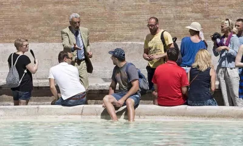 Tourists-cooling-off-in-the-fountains-in-Rome